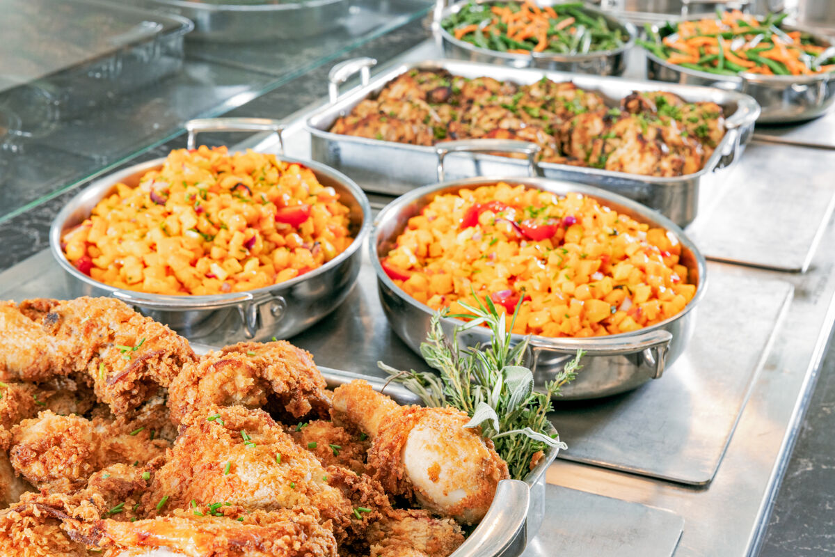 Frostburg students eat lunch in the Chesapeake Dining hall